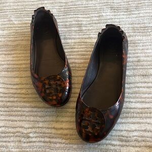 Tory Burch Minnie Travel Ballet Flat in Tortoise - EUC